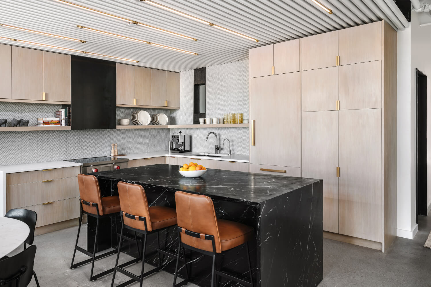 Chioco Design Installs Brass Linear Lighting in 04 Loft Project